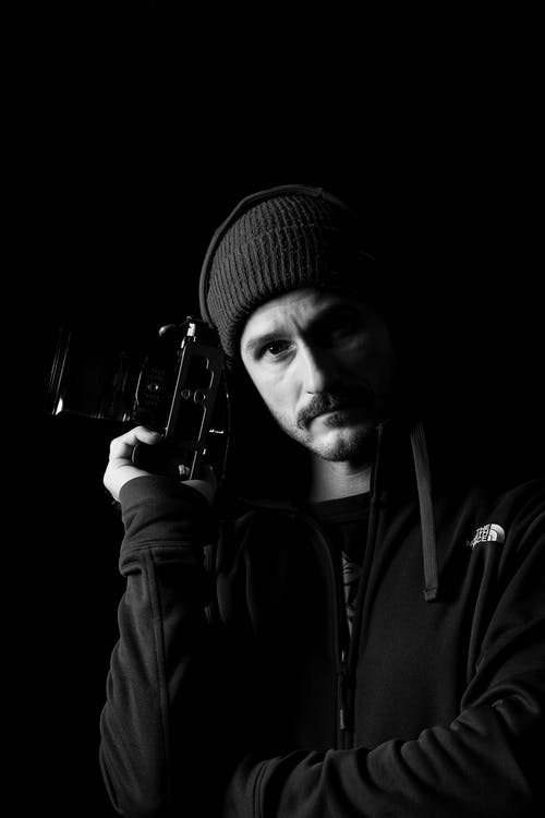 有关（頂部有小羊毛球的）羊毛帽子, 人, 垂直拍摄的免费素材图片