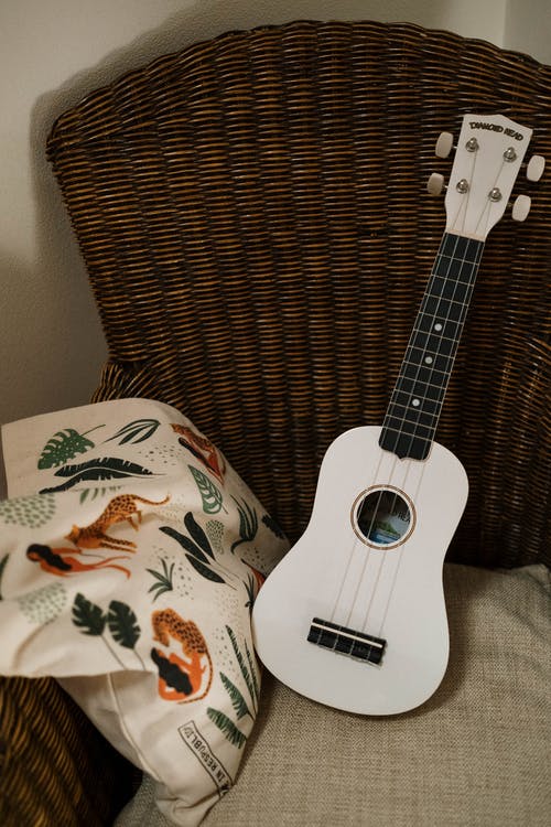 有关傳統, 吉他, 單人沙發的免费素材图片