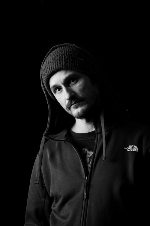 有关（頂部有小羊毛球的）羊毛帽子, 人, 品牌的免费素材图片