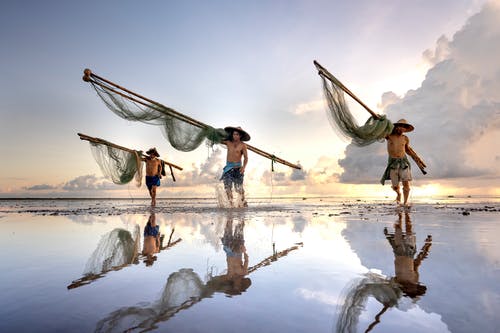 背着渔网的渔民 · 免费素材图片