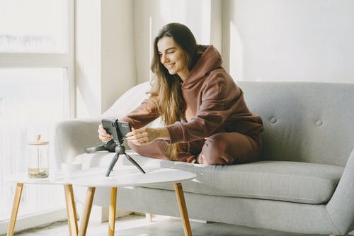 有关在家, 坐, 女人的免费素材图片