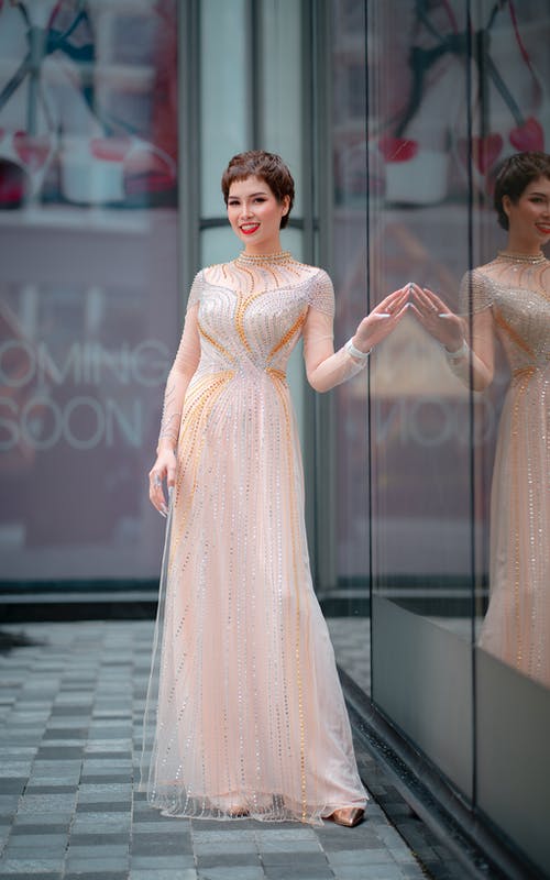 有关光鮮亮麗, 微笑, 拍照片的免费素材图片