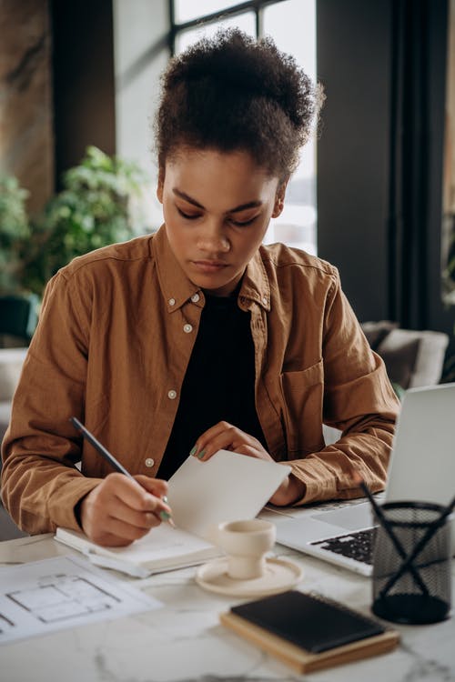 有关女人, 室內, 寫作的免费素材图片