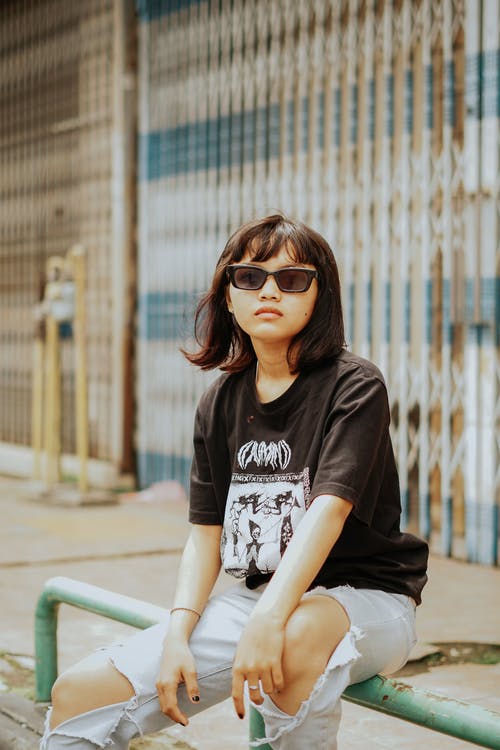 有关坐, 垂直拍摄, 墨鏡的免费素材图片