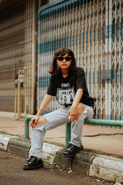 有关坐, 垂直拍摄, 墨鏡的免费素材图片