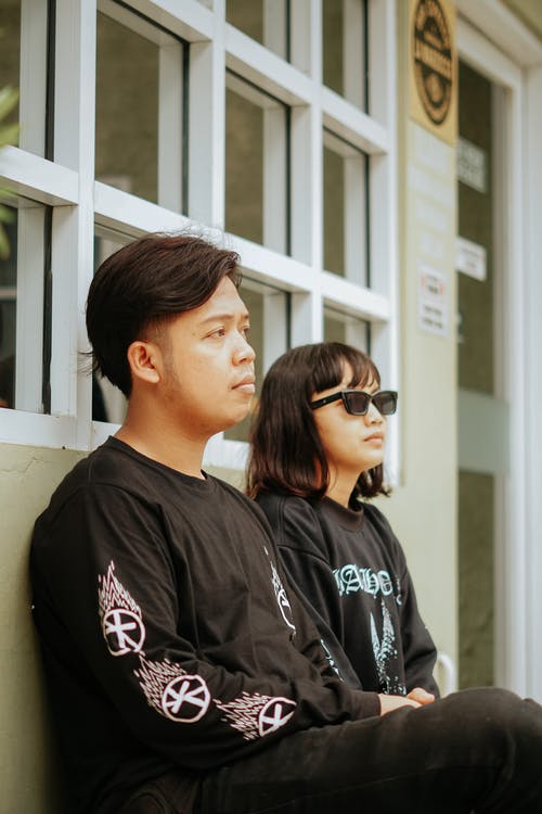 有关坐, 垂直拍摄, 墨鏡的免费素材图片