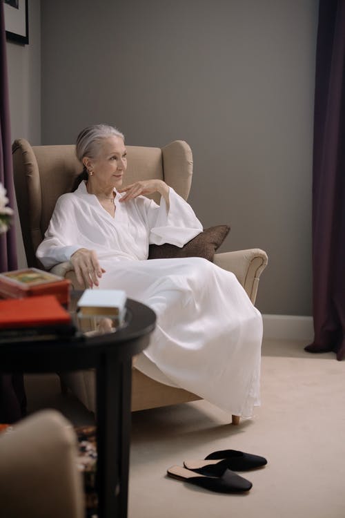 有关單人沙發, 坐下, 垂直拍摄的免费素材图片