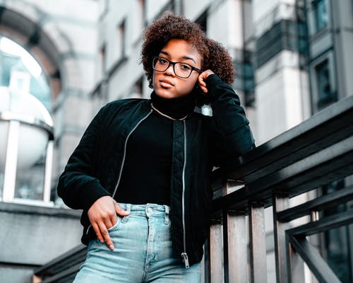 有关年轻的成年人, 捲髮, 擺姿勢的免费素材图片