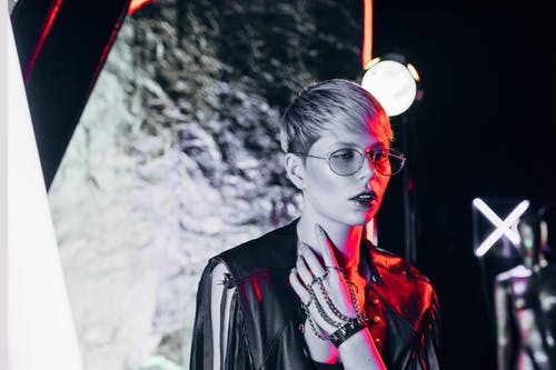 有关女人, 工作室拍摄, 年輕的免费素材图片