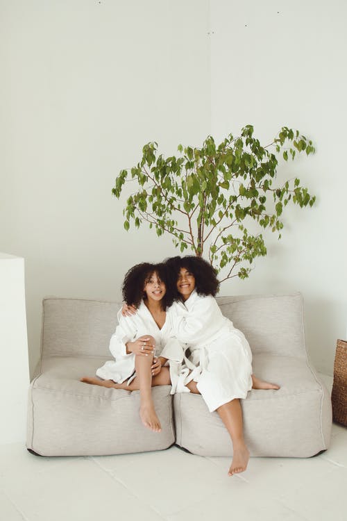 有关坐, 垂直拍摄, 姐妹的免费素材图片