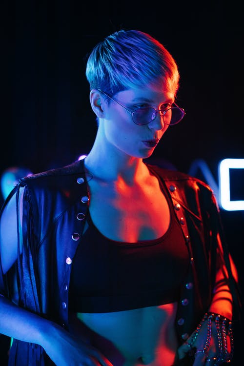 有关垂直的, 女人, 工作室拍摄的免费素材图片