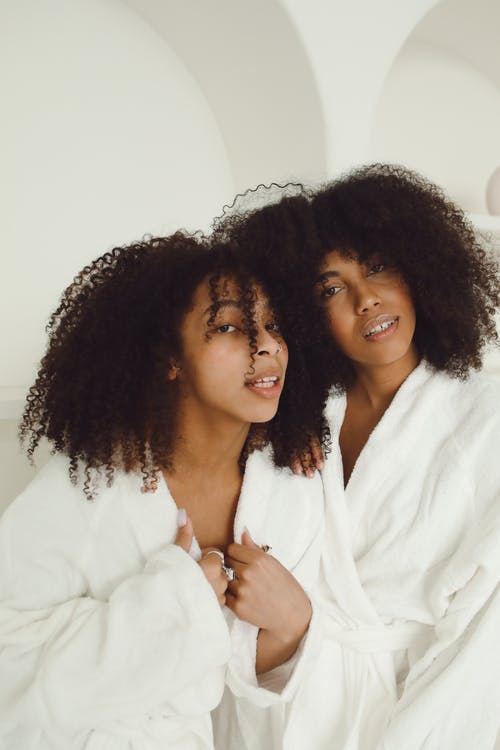 有关垂直拍摄, 姐妹, 室內的免费素材图片