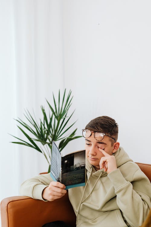 有关人, 坐, 垂直拍摄的免费素材图片