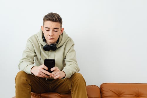 有关人, 休闲服装, 坐的免费素材图片