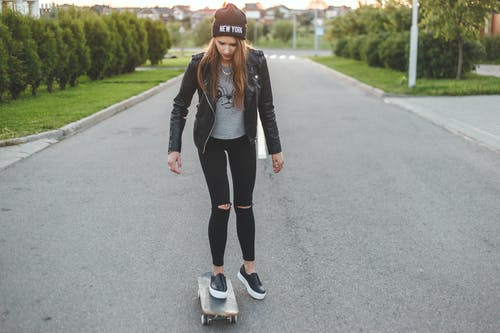 有关（頂部有小羊毛球的）羊毛帽子, 女人, 沥青路面的免费素材图片