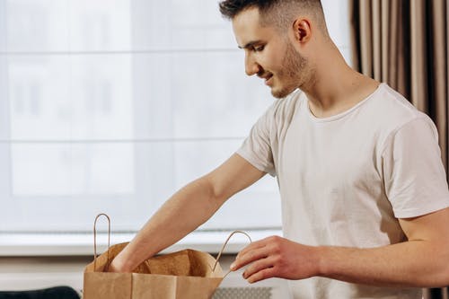 有关人, 圆领t恤, 往下看的免费素材图片