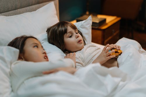 有关位于, 兄弟姐妹, 女孩的免费素材图片