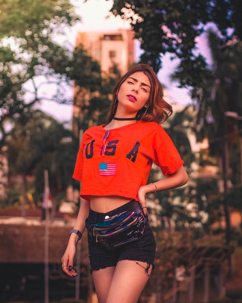 有关垂直拍摄, 女人, 手放在腰上的免费素材图片