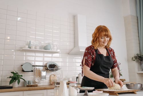 有关圍裙, 女人, 室內的免费素材图片