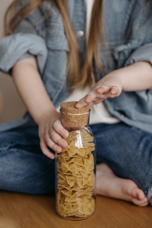 有关兒童, 垂直拍摄, 握住的免费素材图片