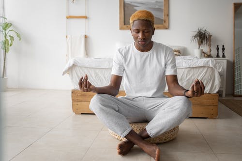 有关人, 卧室背景, 圆领t恤的免费素材图片