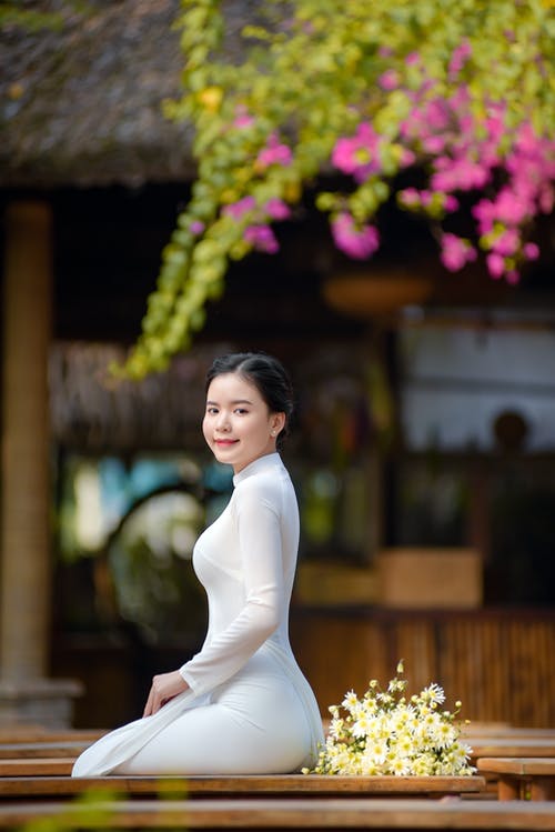 有关一束花, 坐, 女人的免费素材图片