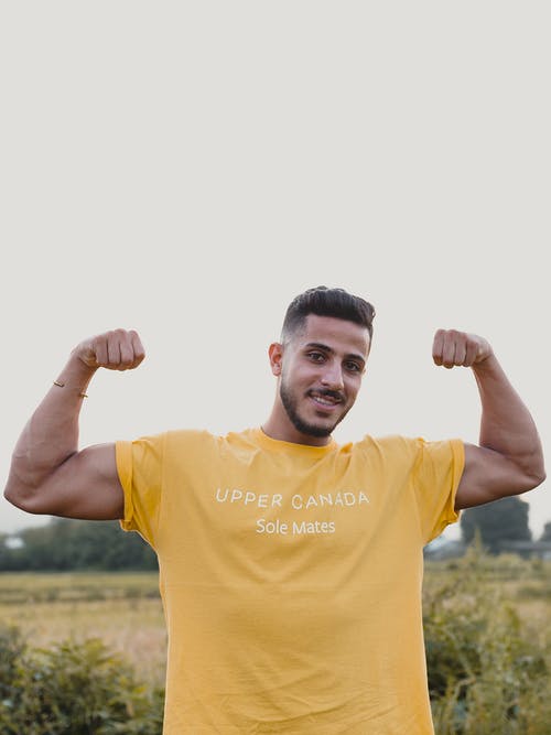 有关人, 圆领t恤, 垂直拍摄的免费素材图片