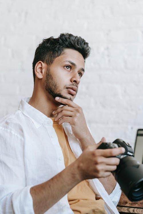 有关3C用品, 上網, 下巴的免费素材图片