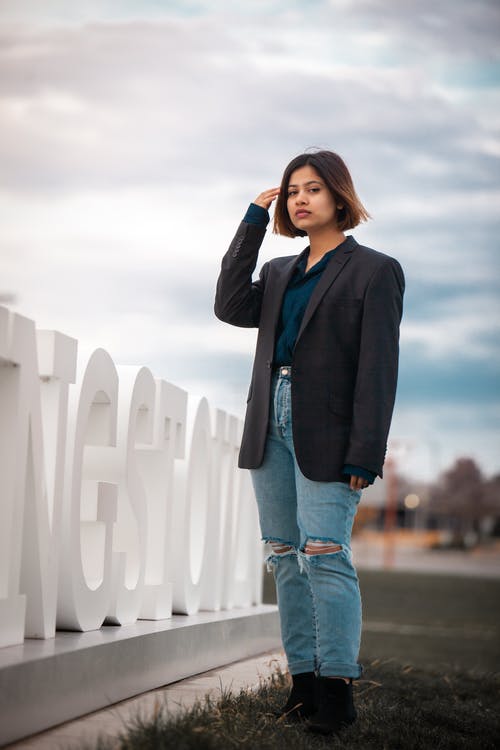 有关女人, 户外摄影, 抚摸头发的免费素材图片