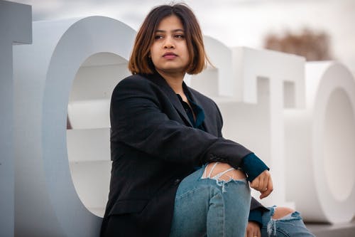 有关坐, 女人, 户外摄影的免费素材图片