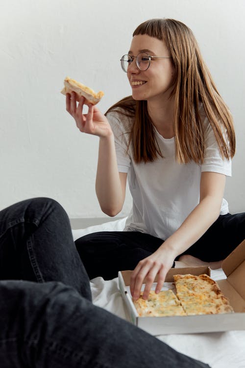 有关垂直拍摄, 女人, 披萨的免费素材图片