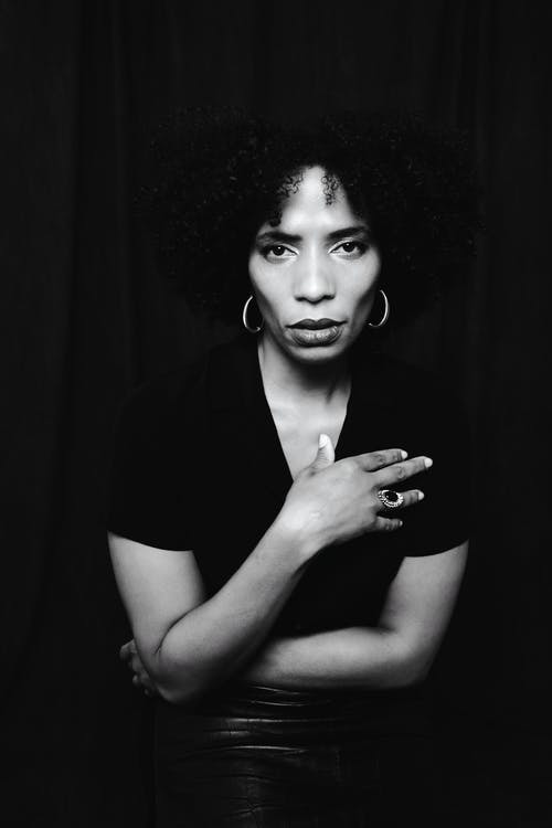 有关单色, 垂直拍摄, 卷发的免费素材图片