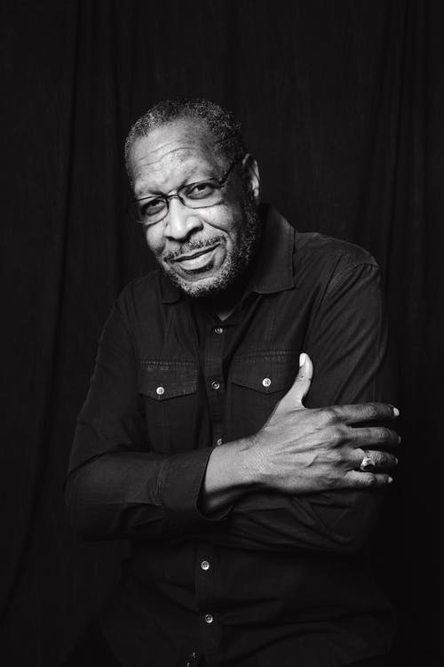 有关单色, 垂直拍摄, 摆姿势的免费素材图片