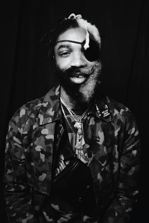 有关单色, 垂直拍摄, 微笑的免费素材图片