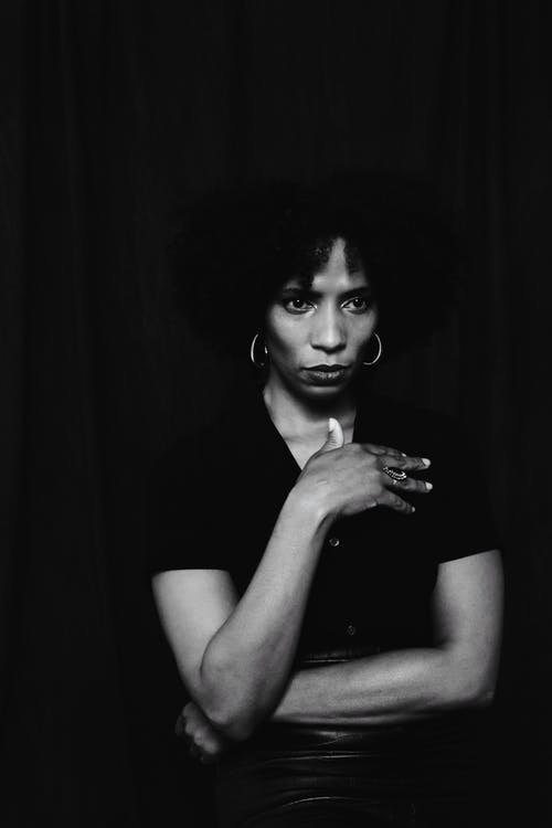 有关单色, 垂直拍摄, 卷发的免费素材图片