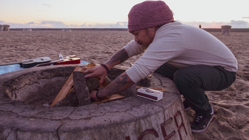有关（顶部有小羊毛球的）羊毛帽子, 人, 刺青的免费素材图片