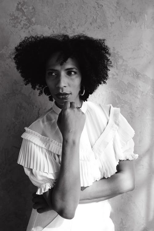 有关单色, 垂直拍摄, 卷发的免费素材图片