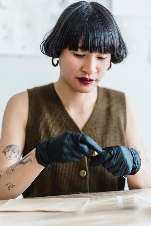 有关刺青的, 坐下, 垂直拍摄的免费素材图片