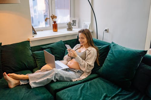 有关坐, 微笑, 握住的免费素材图片