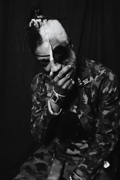 有关单色, 垂直拍摄, 摆姿势的免费素材图片