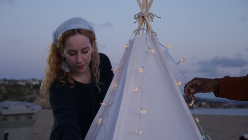 有关女人, 岸边, 帐篷的免费素材图片