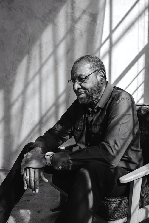 有关单色, 坐, 垂直拍摄的免费素材图片