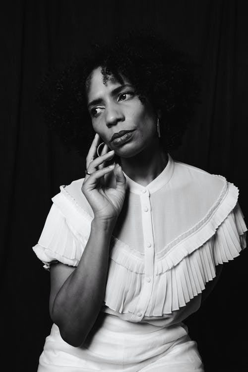 有关单色, 垂直拍摄, 摆姿势的免费素材图片