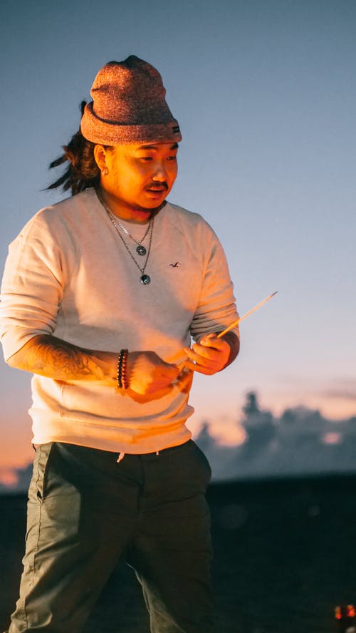 有关（顶部有小羊毛球的）羊毛帽子, 人, 刺青的免费素材图片