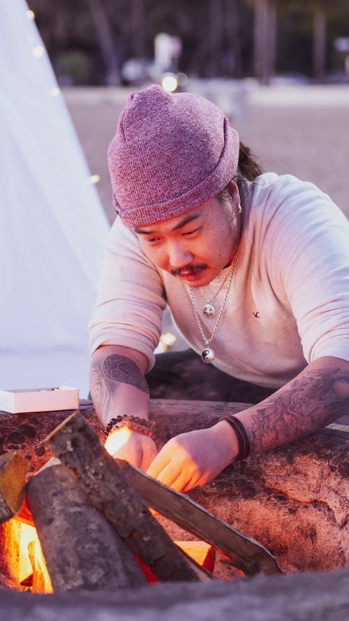 有关（顶部有小羊毛球的）羊毛帽子, 人, 刺青的免费素材图片