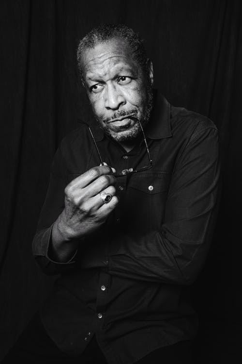 有关单色, 垂直拍摄, 摆姿势的免费素材图片