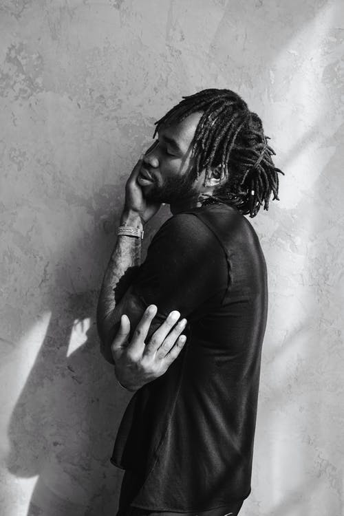 有关单色, 垂直拍摄, 摆姿势的免费素材图片