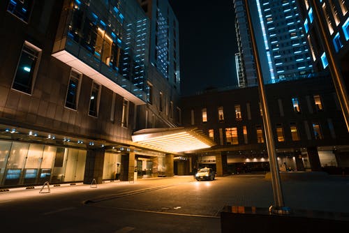 有关中央, 人行道, 停车场的免费素材图片