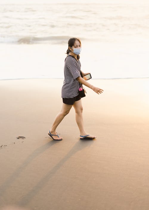 有关垂直拍摄, 女人, 岸边的免费素材图片