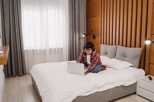 有关3C用品, 人, 唐氏综合症的免费素材图片